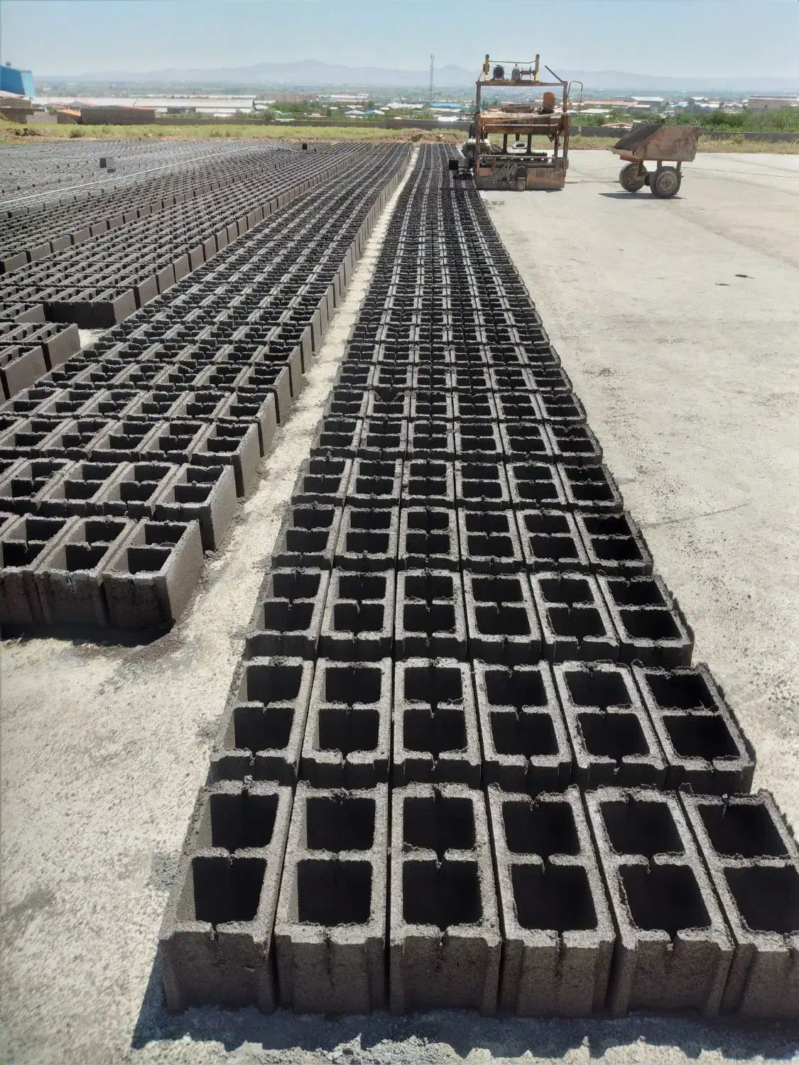 انواع بلوک ساختمانی و باغی بادستگاه تمام اتوماتیک|مصالح و تجهیزات ساختمان|بهار, |دیوار