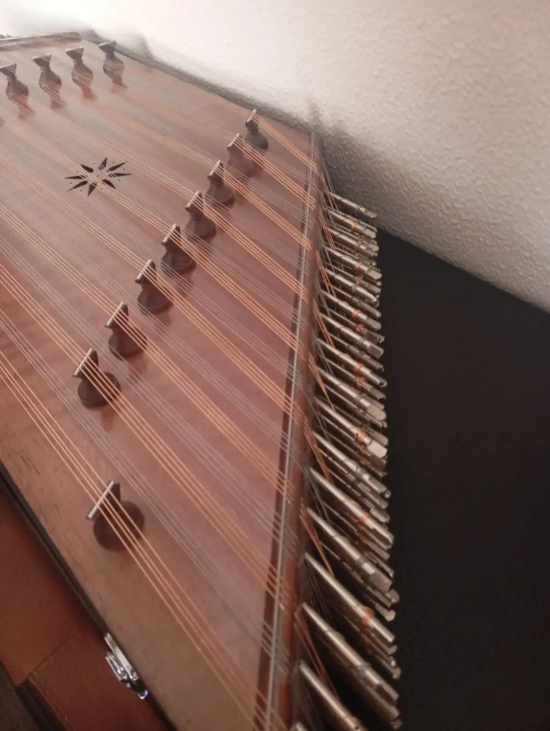 سنتور بی واسطه از کارگاه|سازهای سنتی|شاهین‌شهر, خبرنگار|دیوار