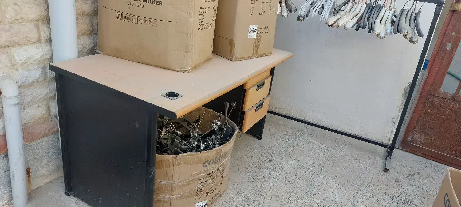 یک عدد میز و مقداری رگال شومیز وشلوار|فروشگاه و مغازه|درگهان, |دیوار