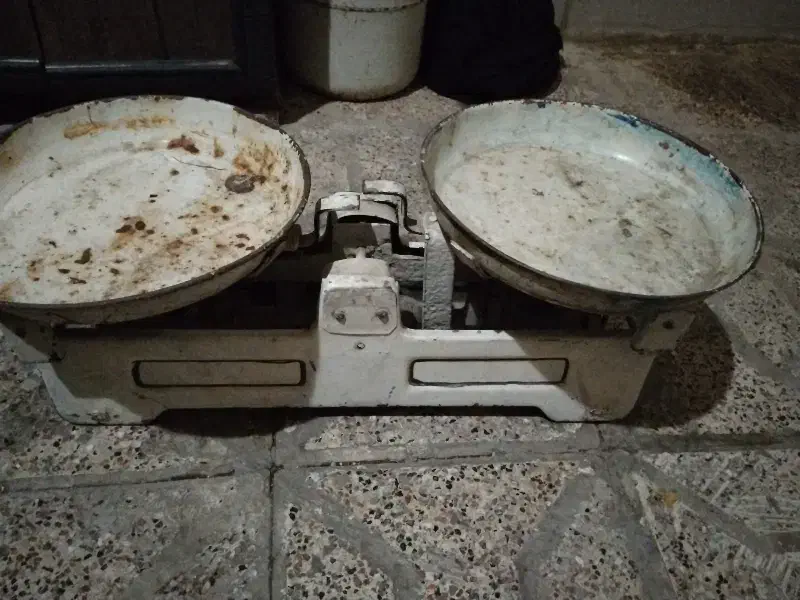 ترازوکفه ای، ترازوپله ای، ترازو سنگی، ترازوقدیمی|کلکسیون اشیاء عتیقه|مشهد, کارگران|دیوار