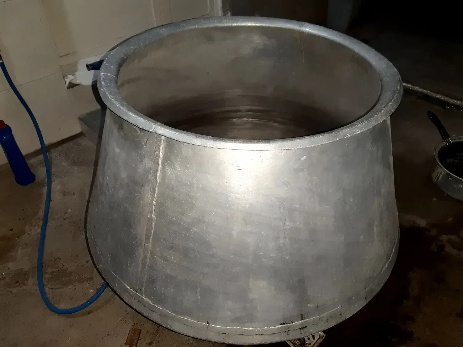 دیگ روئی قدیمی با کیفیت خیلی خوب|ظروف پخت‌وپز|ساری, |دیوار