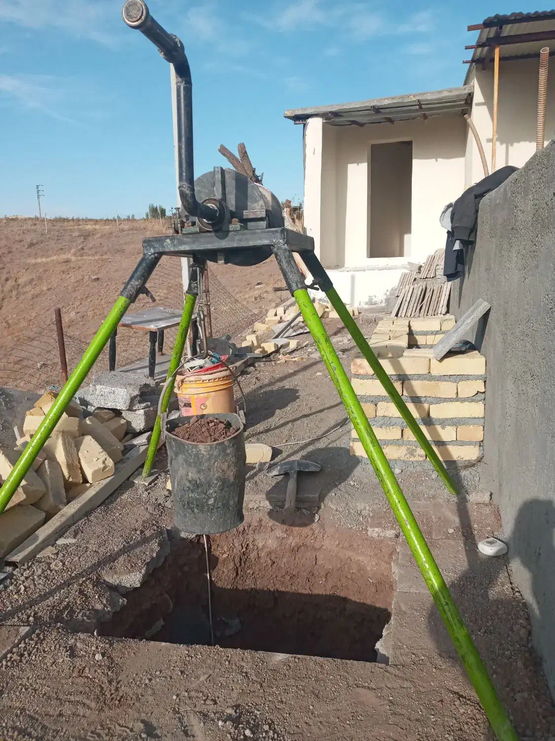 کندن چاه حفرچاه چاه کهنه چاه کن/ فاضلاب سراسری|خدمات پیشه و مهارت|زنجان, |دیوار