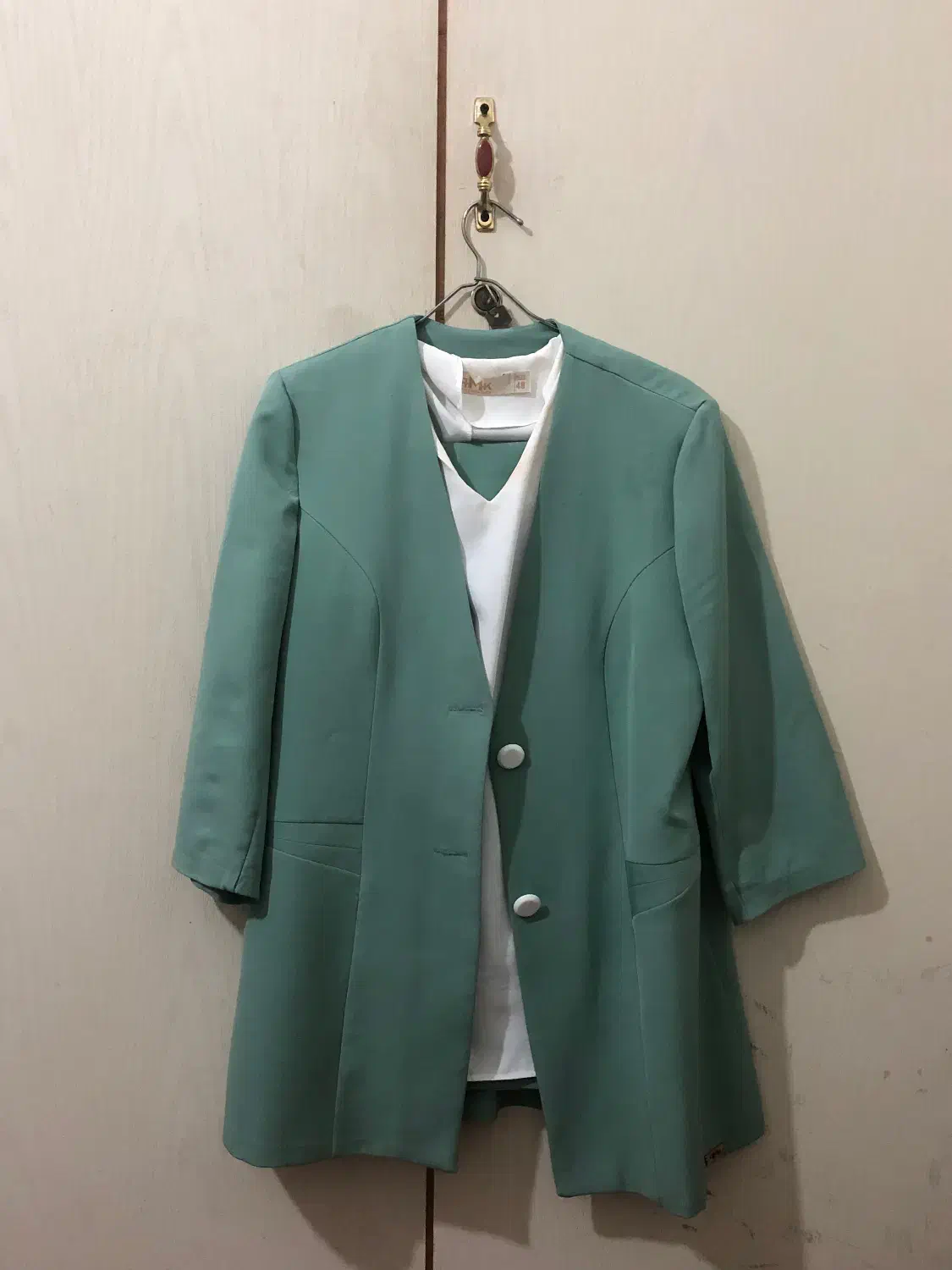 تعدادی لباس|لباس|زنجان, |دیوار