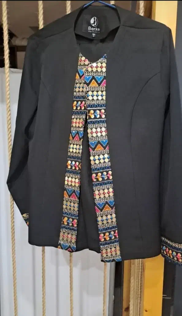 کت شلوار نو نو|لباس|صدرا-فارس, فاز ۲|دیوار