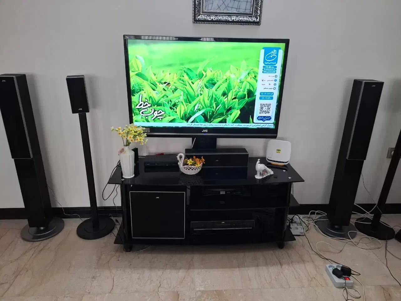 ال سی دی JVC به همراه سینما خانوادگی میز تلویزیون|تلویزیون و پروژکتور|تهران, سوهانک|دیوار