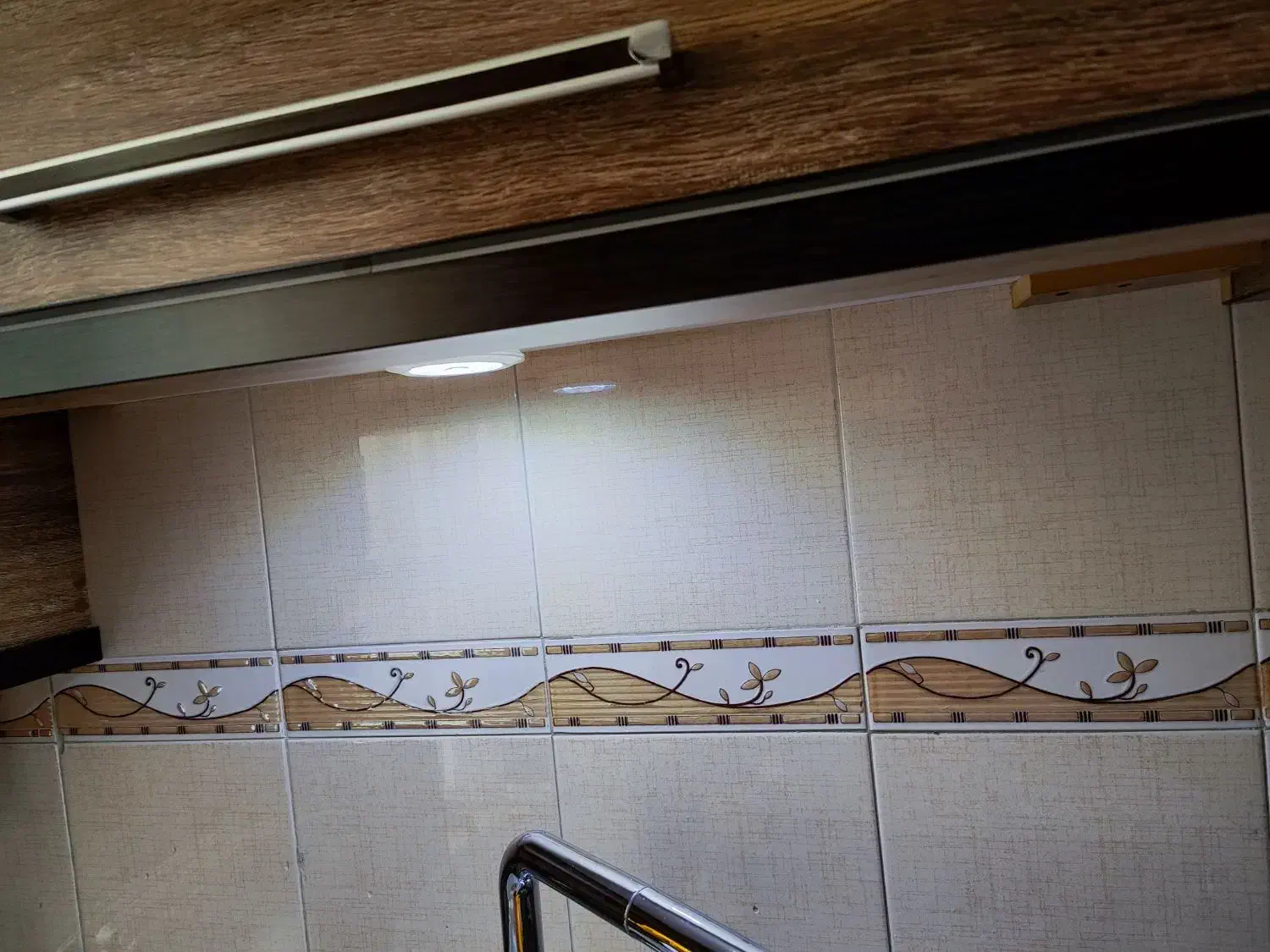 چراغ قوه اضطراری|لامپ و چراغ|دماوند, دماوند|دیوار