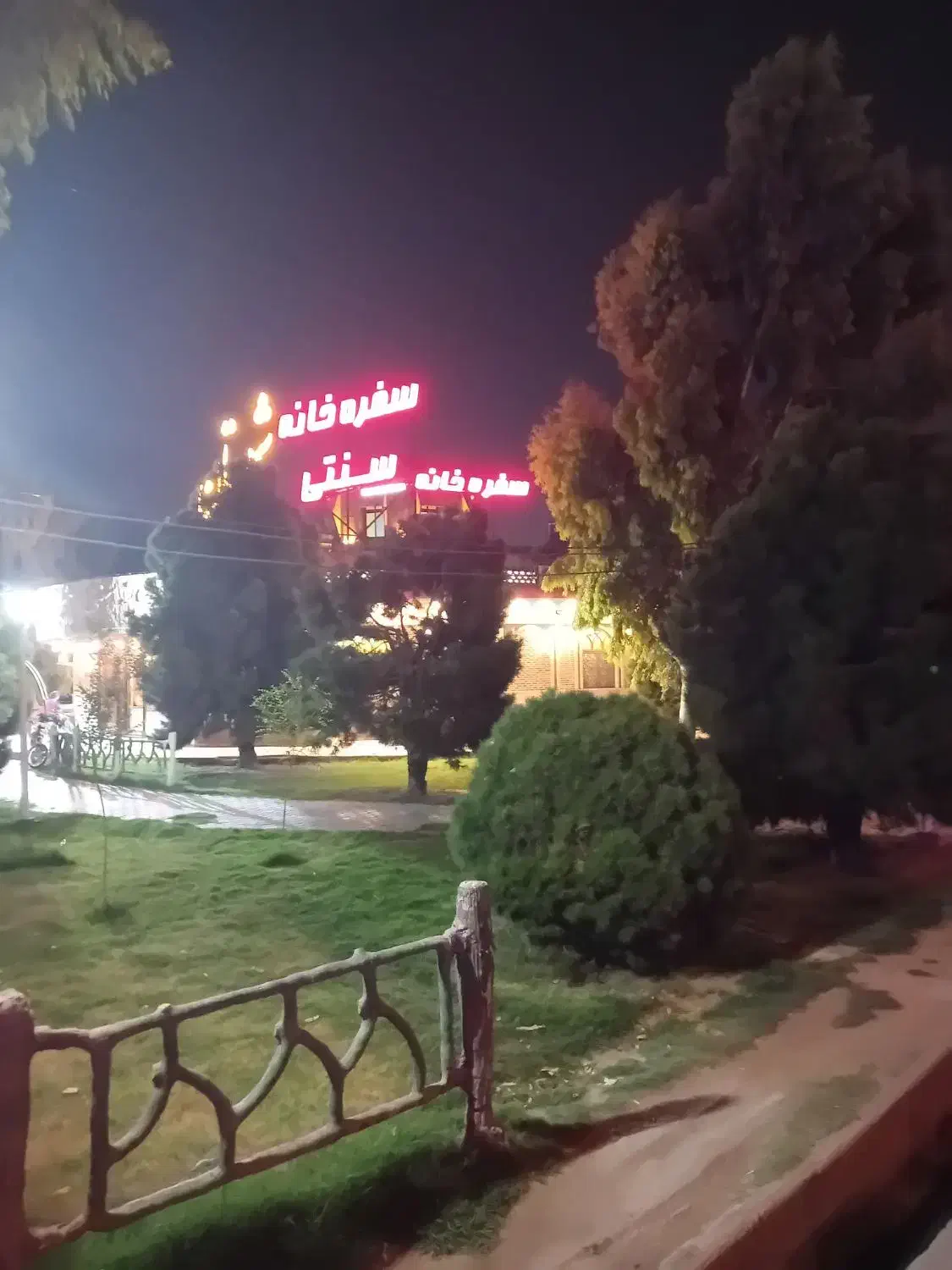 اشپز و کمک آشپز|استخدام خدمات فروشگاه و رستوران|قم, انصارالحسین|دیوار