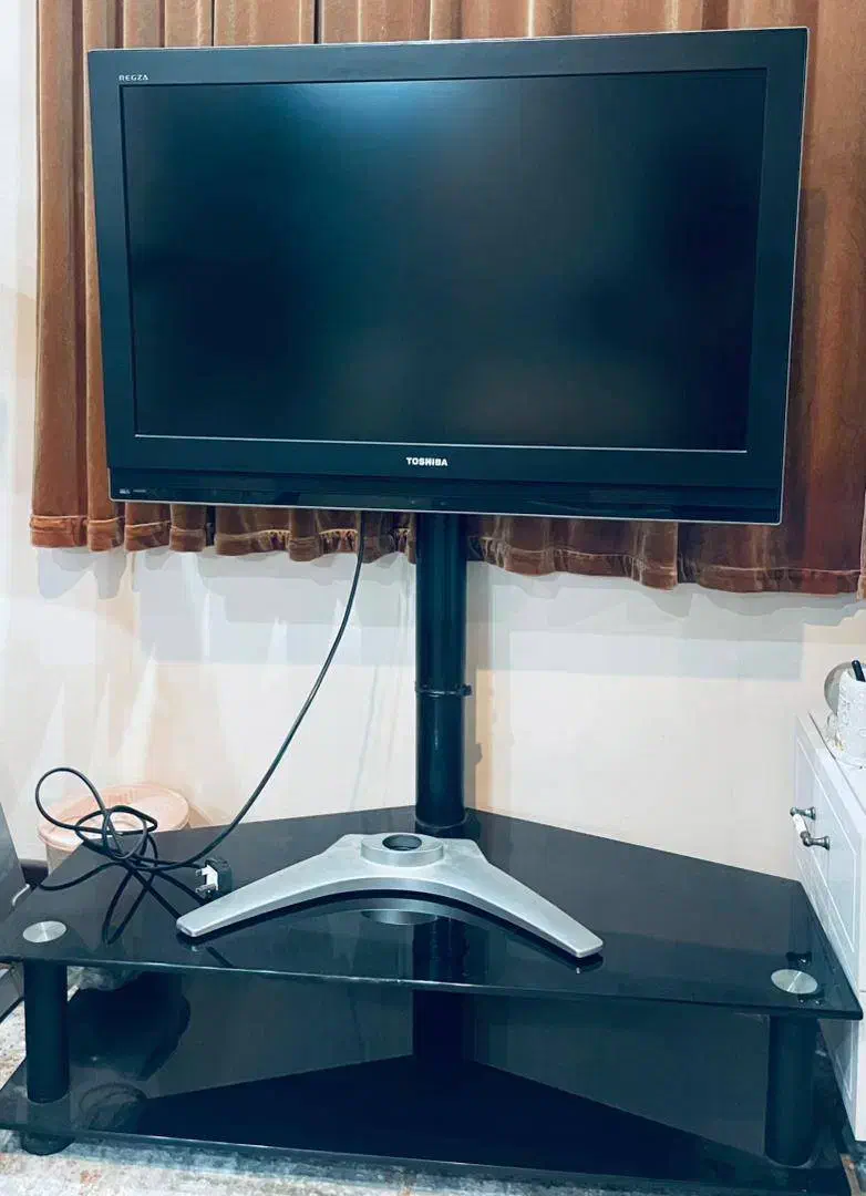 تلویزیون 37 اینچ توشیبا با میز شیشه ای گردان|تلویزیون و پروژکتور|بندر ماهشهر, |دیوار