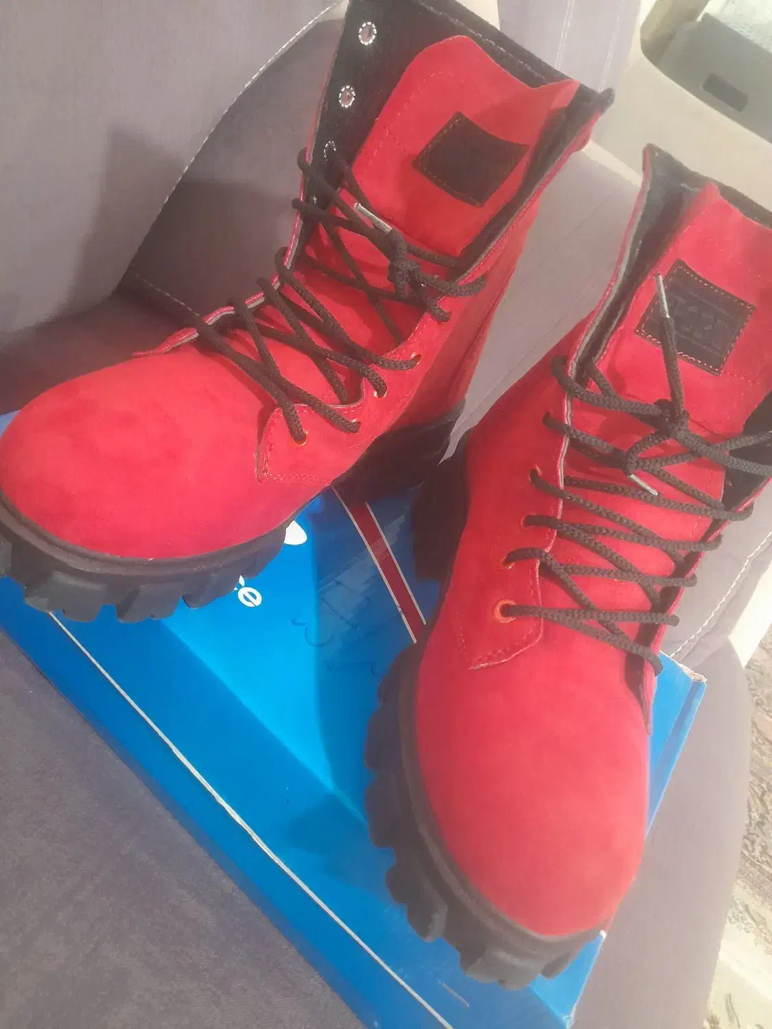 پوتین قرمز|کیف، کفش، کمربند|تبریز, |دیوار