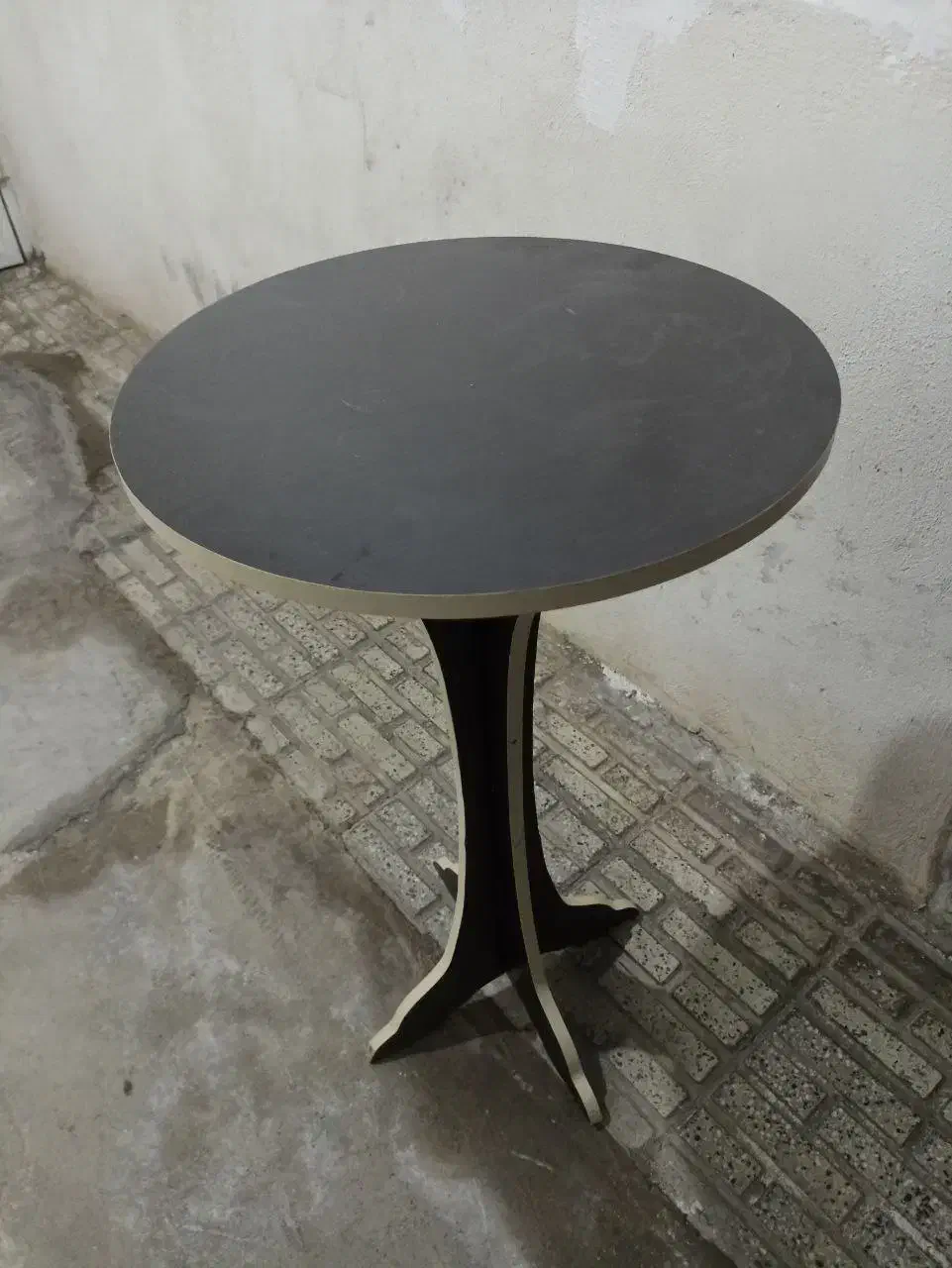 میز گرد بلند|میز و صندلی غذاخوری|خوی, |دیوار