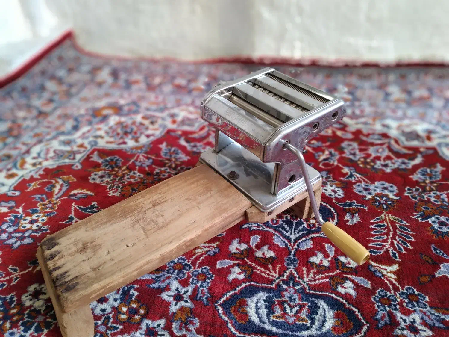 چرخ رشته‌بر‌ قدیمی|ظروف پخت‌وپز|صحنه, |دیوار