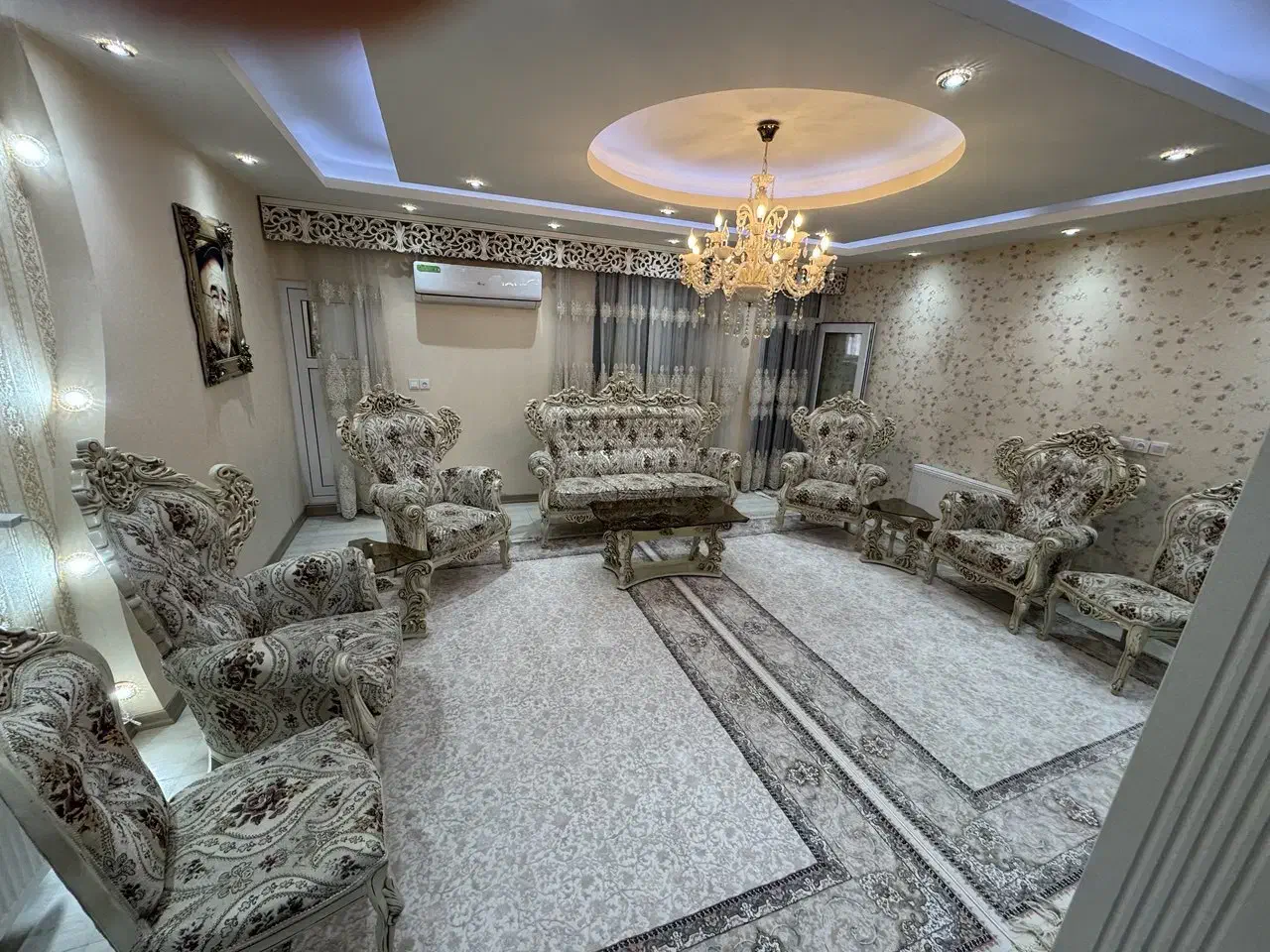 مبلمان سلطنتی ۹نفره ب همراه میزوسط و۲عدد عسلی|مبلمان خانگی و میز عسلی|نظرآباد, نظرآباد|دیوار