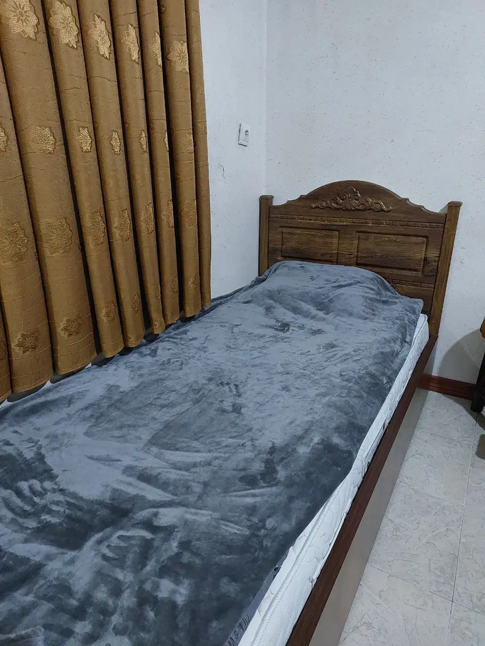 تخت‌‌خواب یک نفره‌ و کمد‌ومیزآرایش|تخت و سرویس خواب|سیرجان, |دیوار