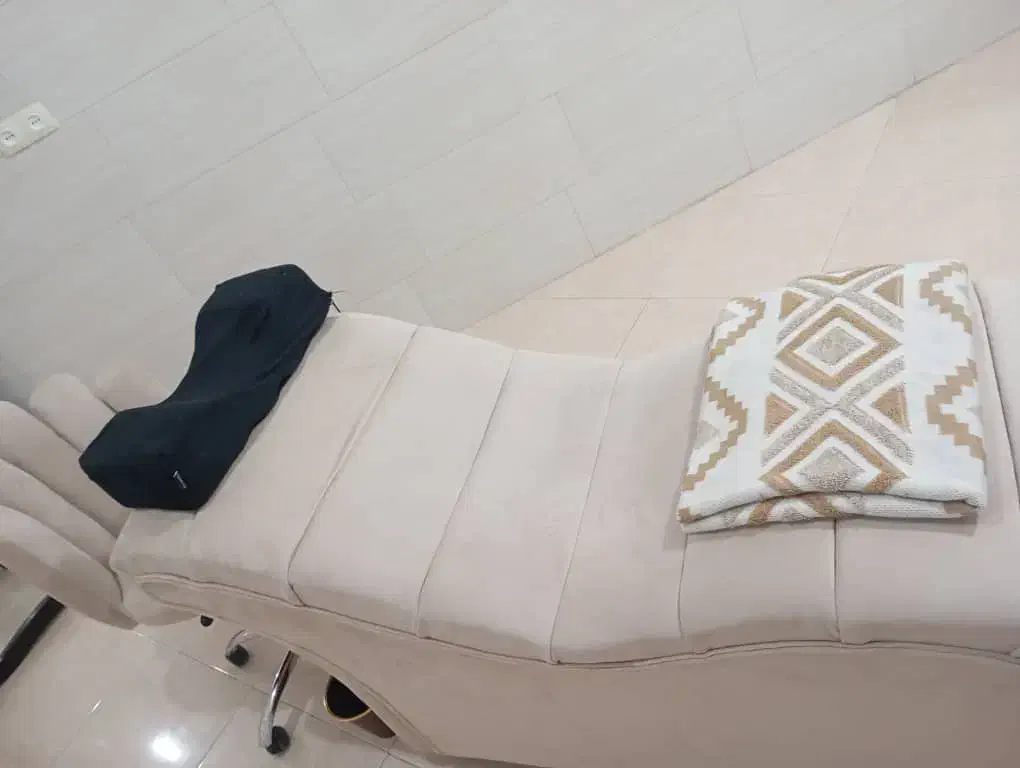 تخت و آیینه قدی|آرایشگاه و سالن‌های زیبایی|قائن, |دیوار