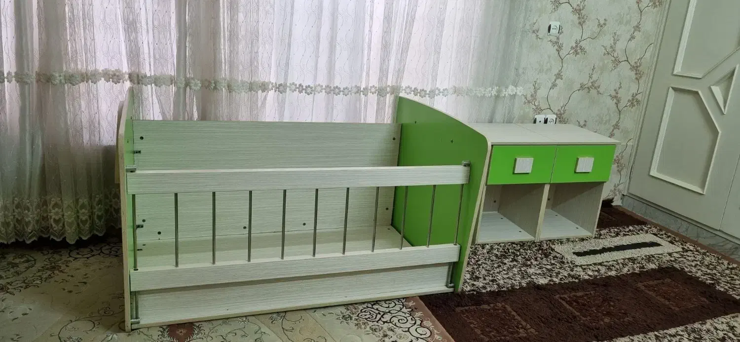 تختخواب کودک به همراه کمد|تخت و سرویس خواب|شاهین‌شهر, نظامی|دیوار