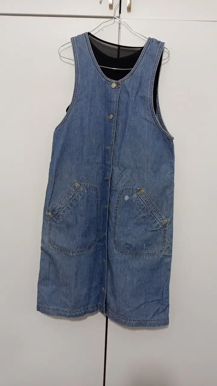 تعدادی لباس|لباس|سربیشه, |دیوار