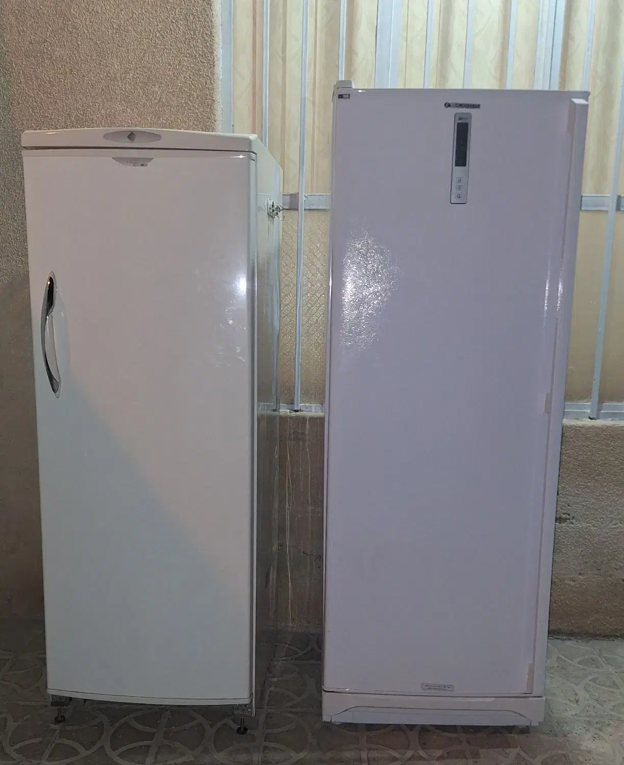 یک عدد یخچال ، یک فریزر ، یک یخچال قدیمی|یخچال و فریزر|نیریز, |دیوار