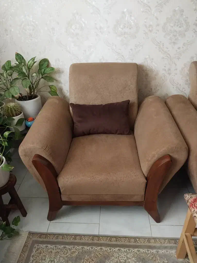 مبل هفت نفره تمیز بدون فرورفتگی|مبلمان خانگی و میز عسلی|رشت, استقامت ۱|دیوار