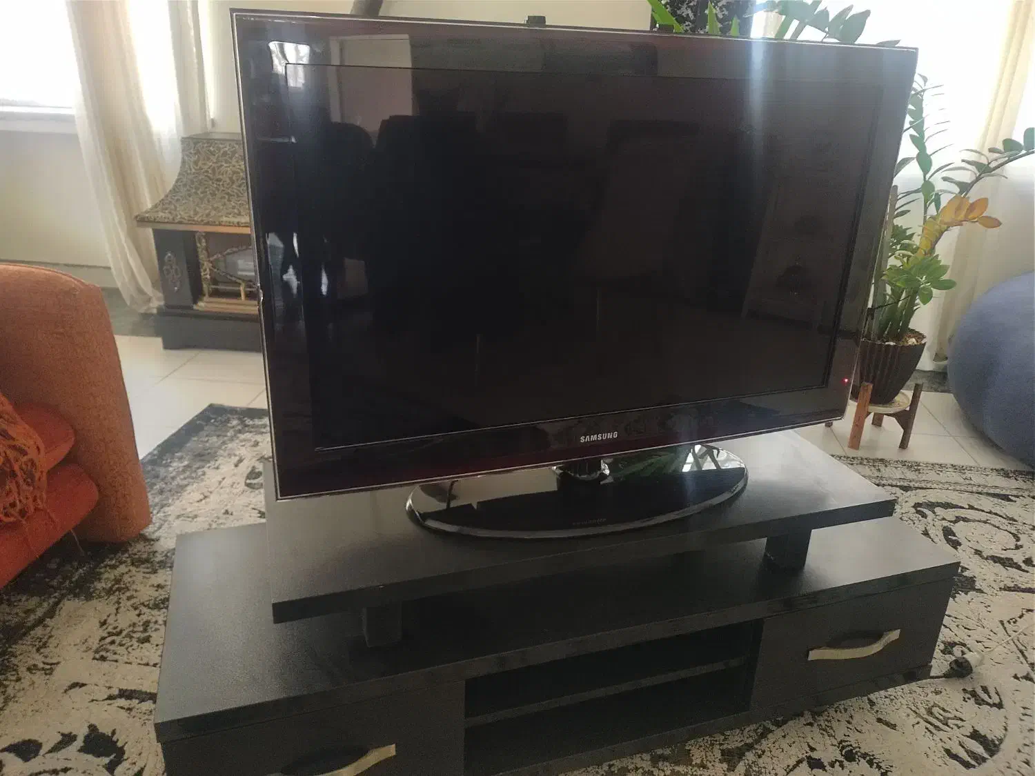 LCD سامسونگ با میز|تلویزیون و پروژکتور|کرج, باغ سیب|دیوار