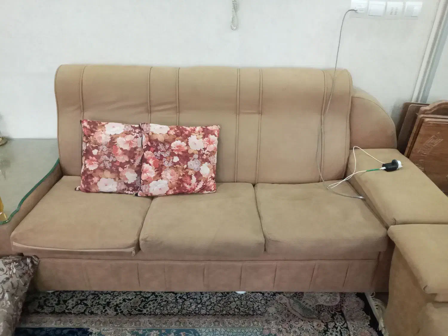 مبل۷نفره کرم رنگ۳تومن.نیم ست سرمه ایی ومیزش۳|مبلمان خانگی و میز عسلی|کرج, حیدرآباد|دیوار