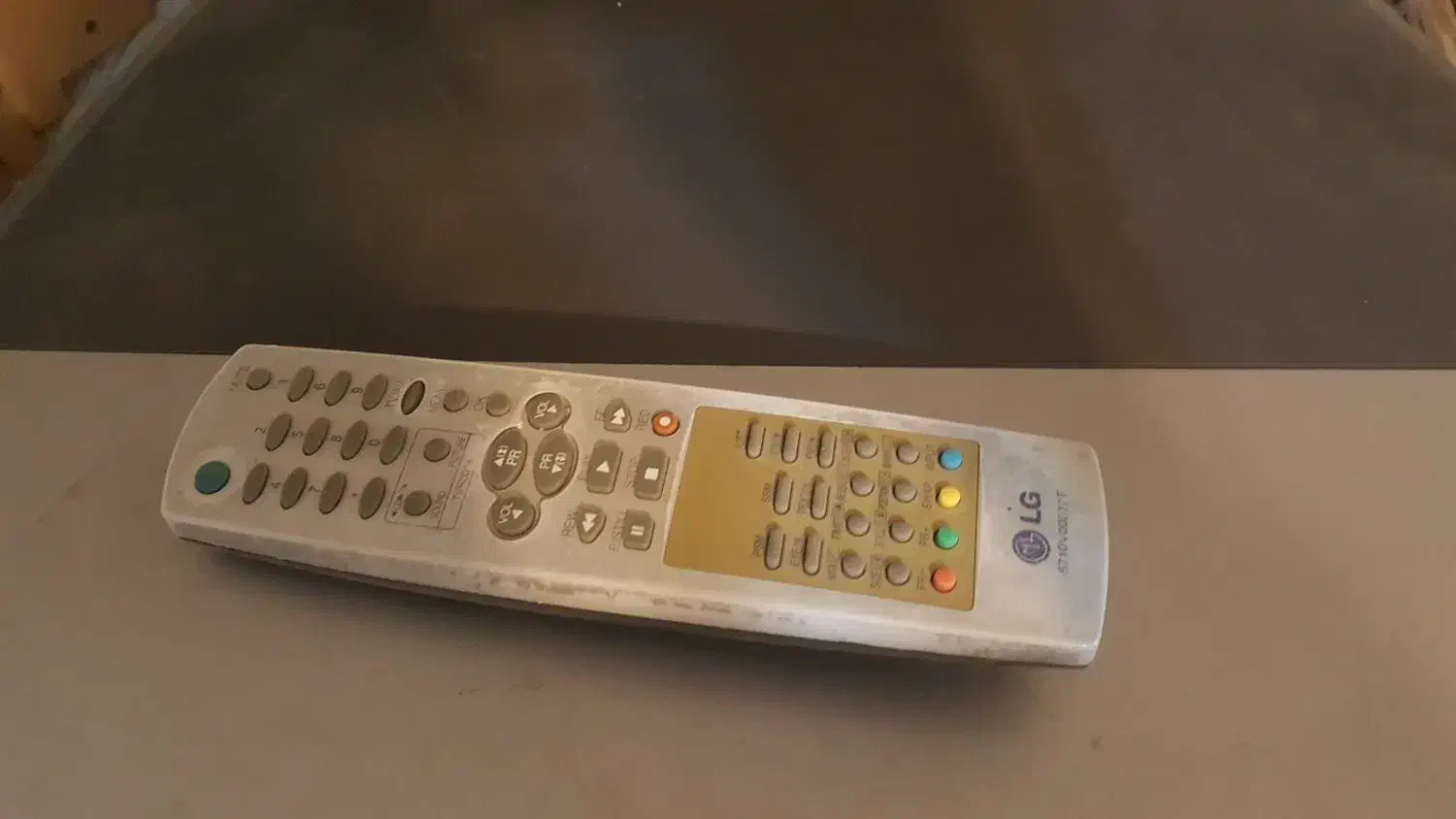 تلویزیون و میز تلویزیون ال جی 21 اینچ اصل|تلویزیون و پروژکتور|ارومیه, |دیوار