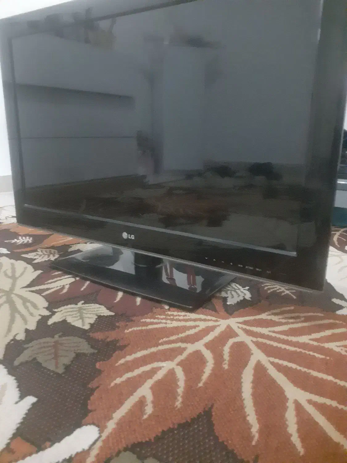 تلویزیون ال ای دی ال جی در حد نو بدون هیچ خط و خش|تلویزیون و پروژکتور|اندیشه, اندیشه فاز ۲|دیوار