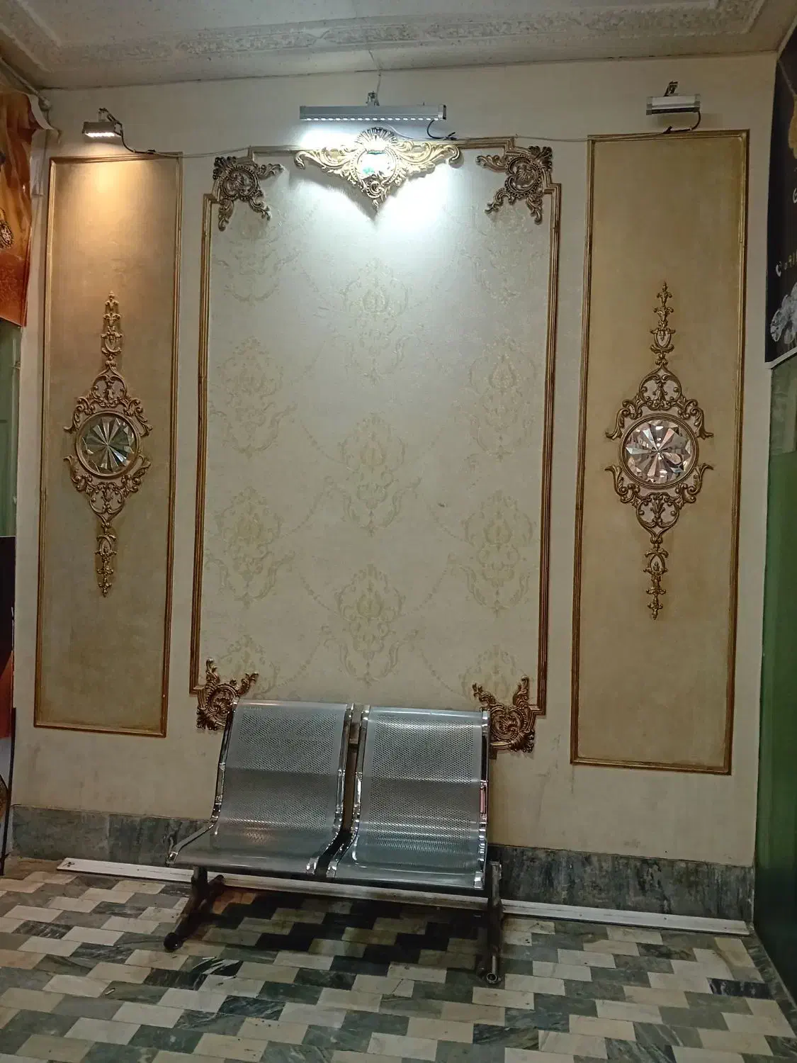 نقاشی و رنک کاری و لکه گیری گچ|خدمات پیشه و مهارت|قم, زند آباد|دیوار