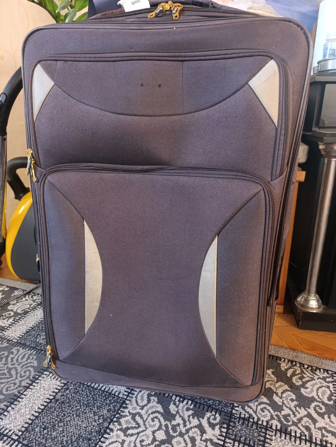 چمدان مسافرتی بزرگ|کیف، کفش، کمربند|مشهد, عبادی|دیوار