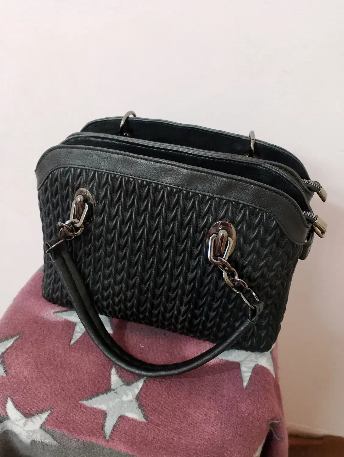 کیف|کیف، کفش، کمربند|گلبهار, شهر جدید گلبهار|دیوار