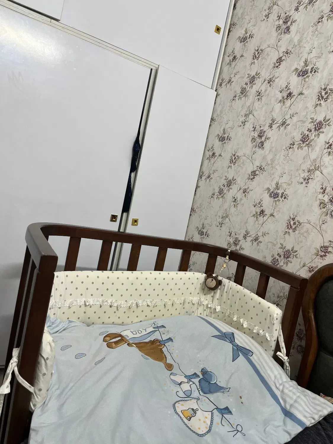 تخت کودک کنار تخت مادر|تخت و صندلی بچه|قم, شاه سید علی|دیوار