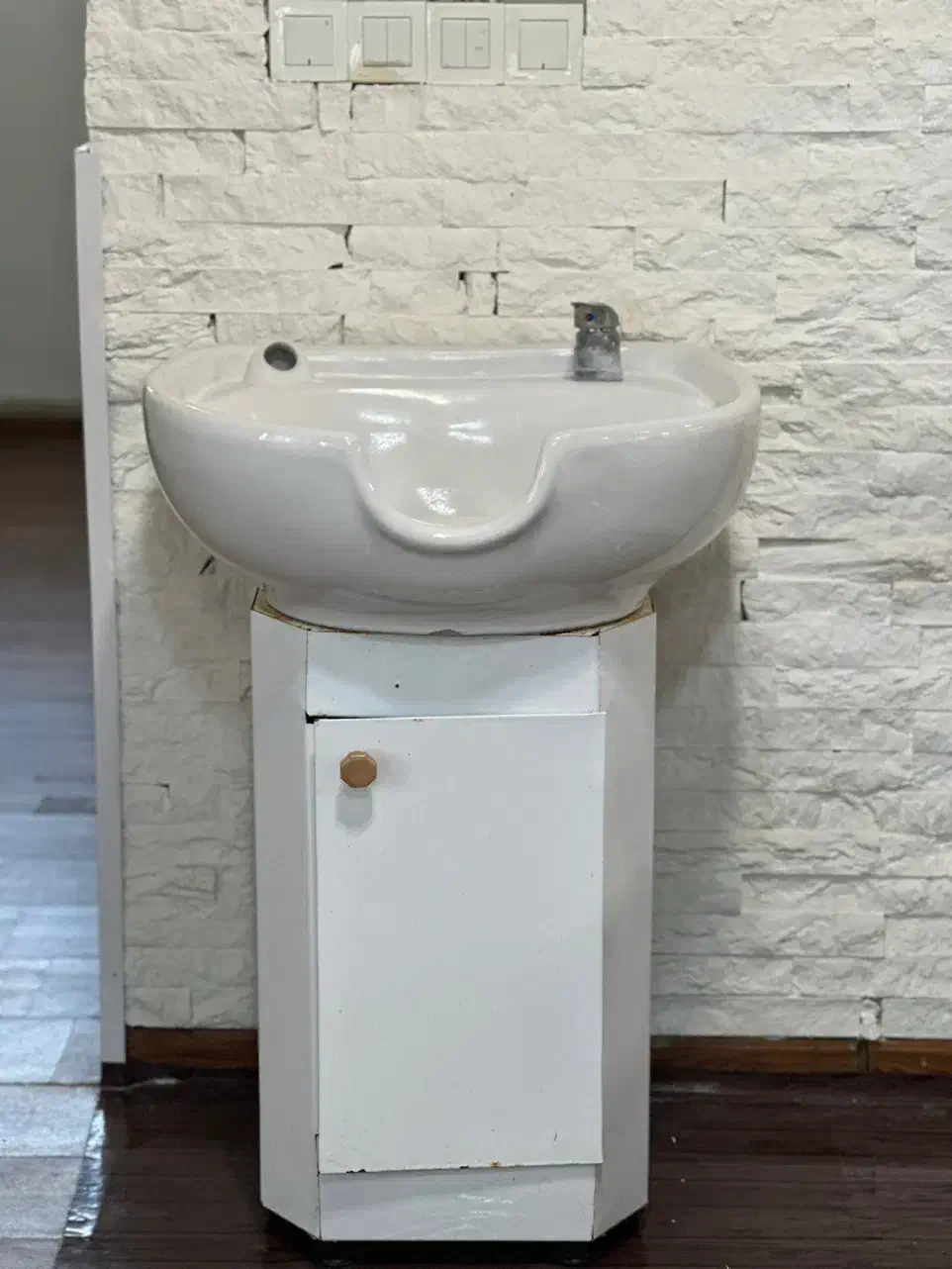 سرشور سالن زیبایی|آرایشگاه و سالن‌های زیبایی|نور, |دیوار