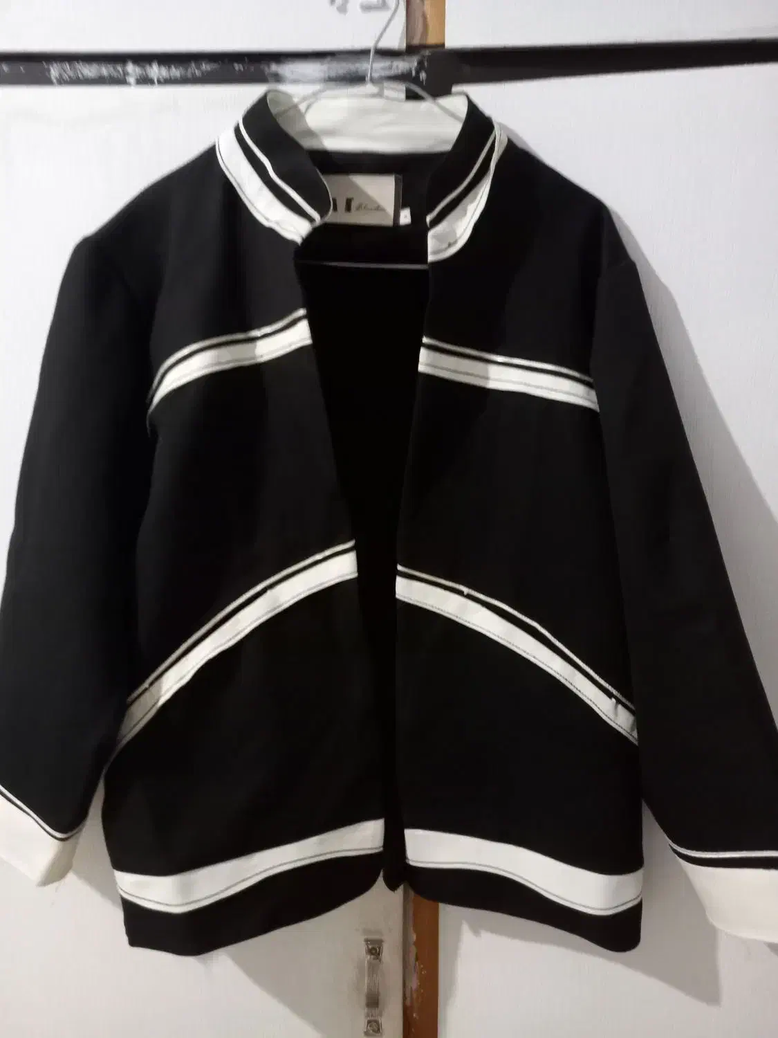 تعدادی لباس|لباس|کرمانشاه, |دیوار