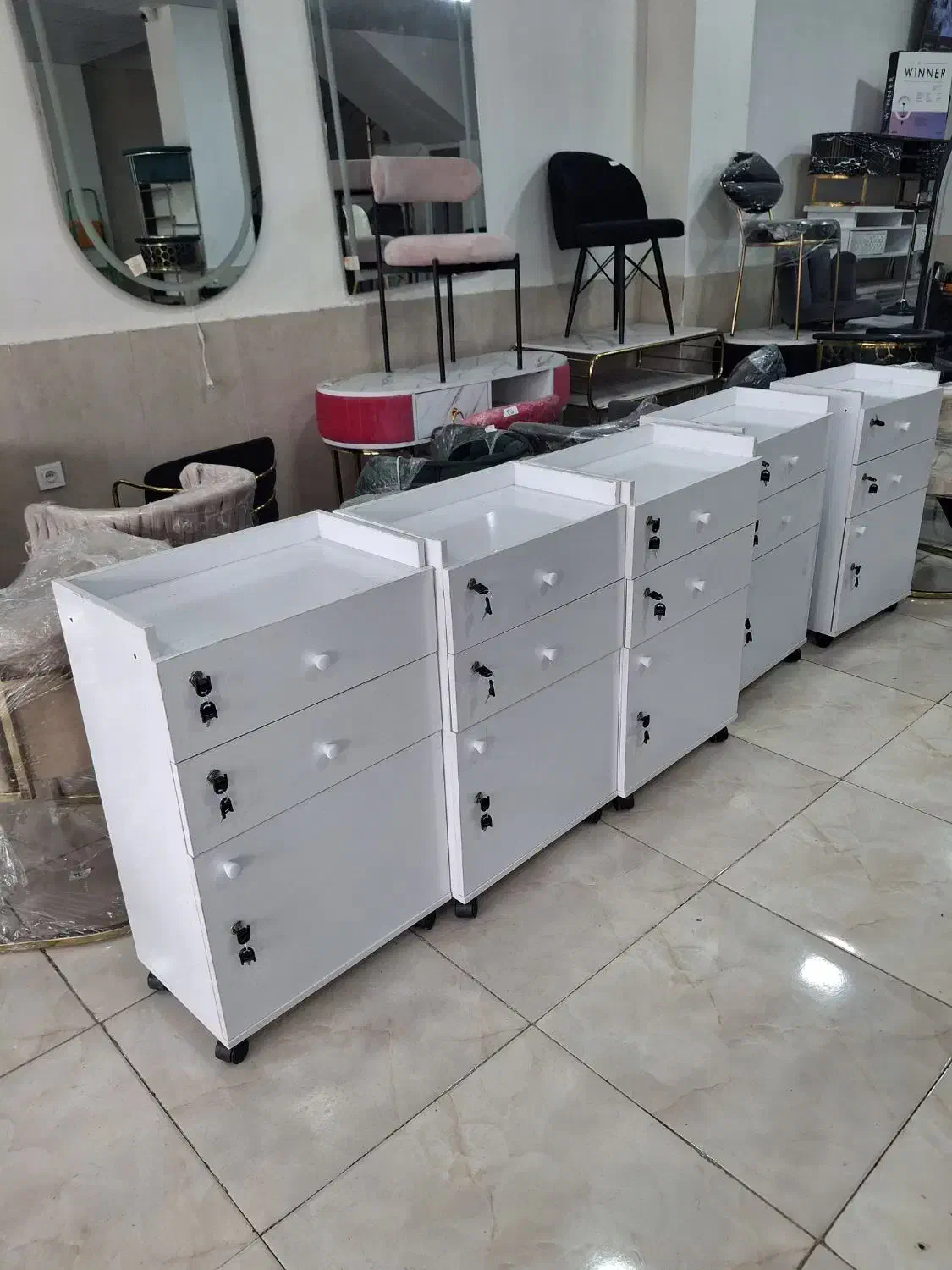 ترولی چوبی|آرایشگاه و سالن‌های زیبایی|رشت, امین الضرب|دیوار