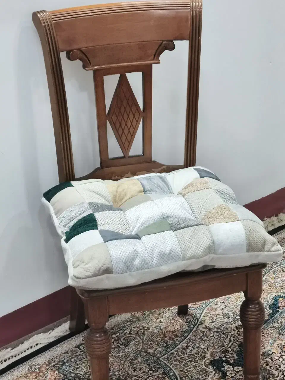 نشیمن ( زیر نشیمن)|رختخواب، بالش، پتو|بانه, |دیوار