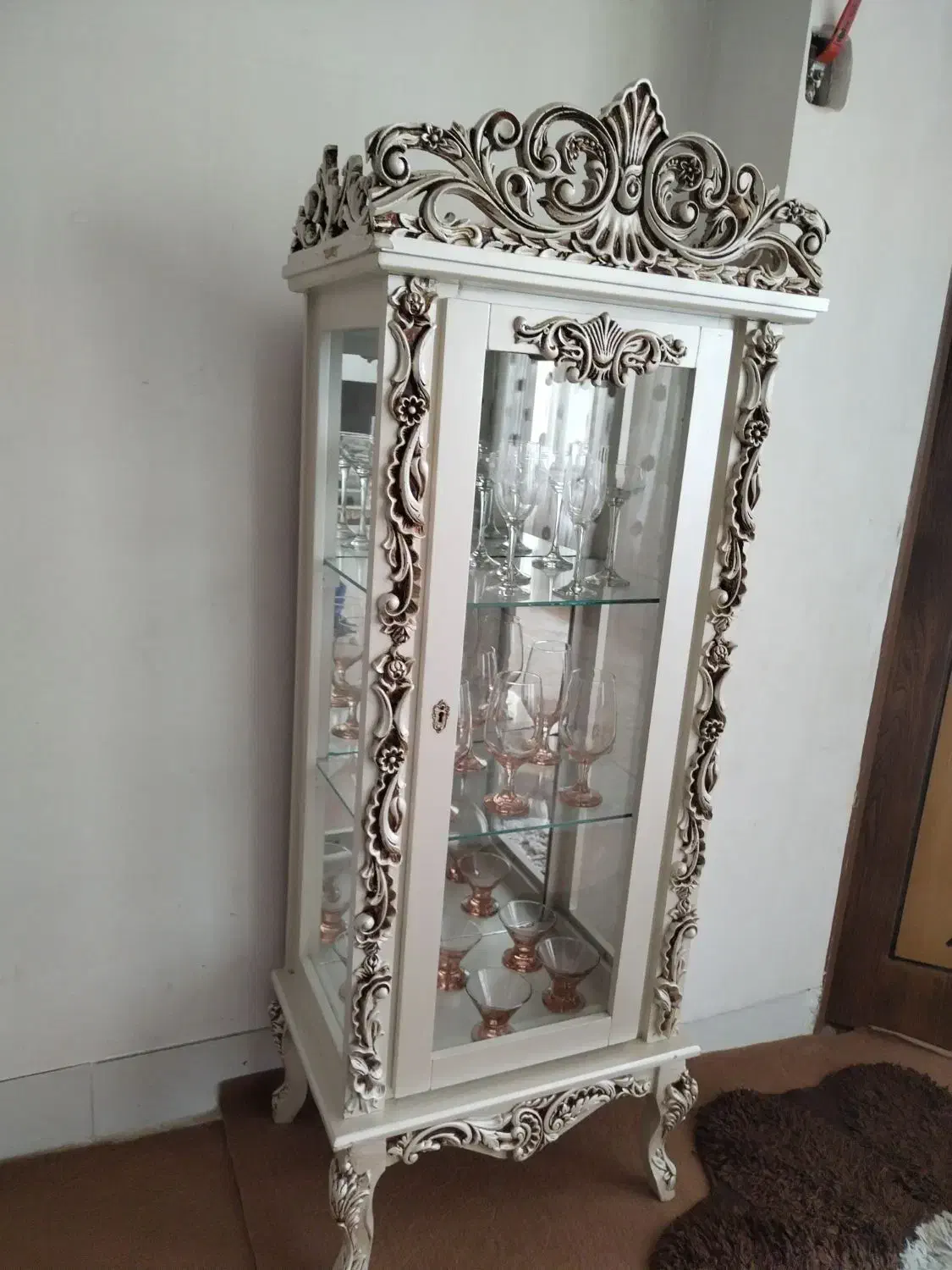 یک عدد ویترین|بوفه، ویترین، کنسول|پیر بکران, |دیوار