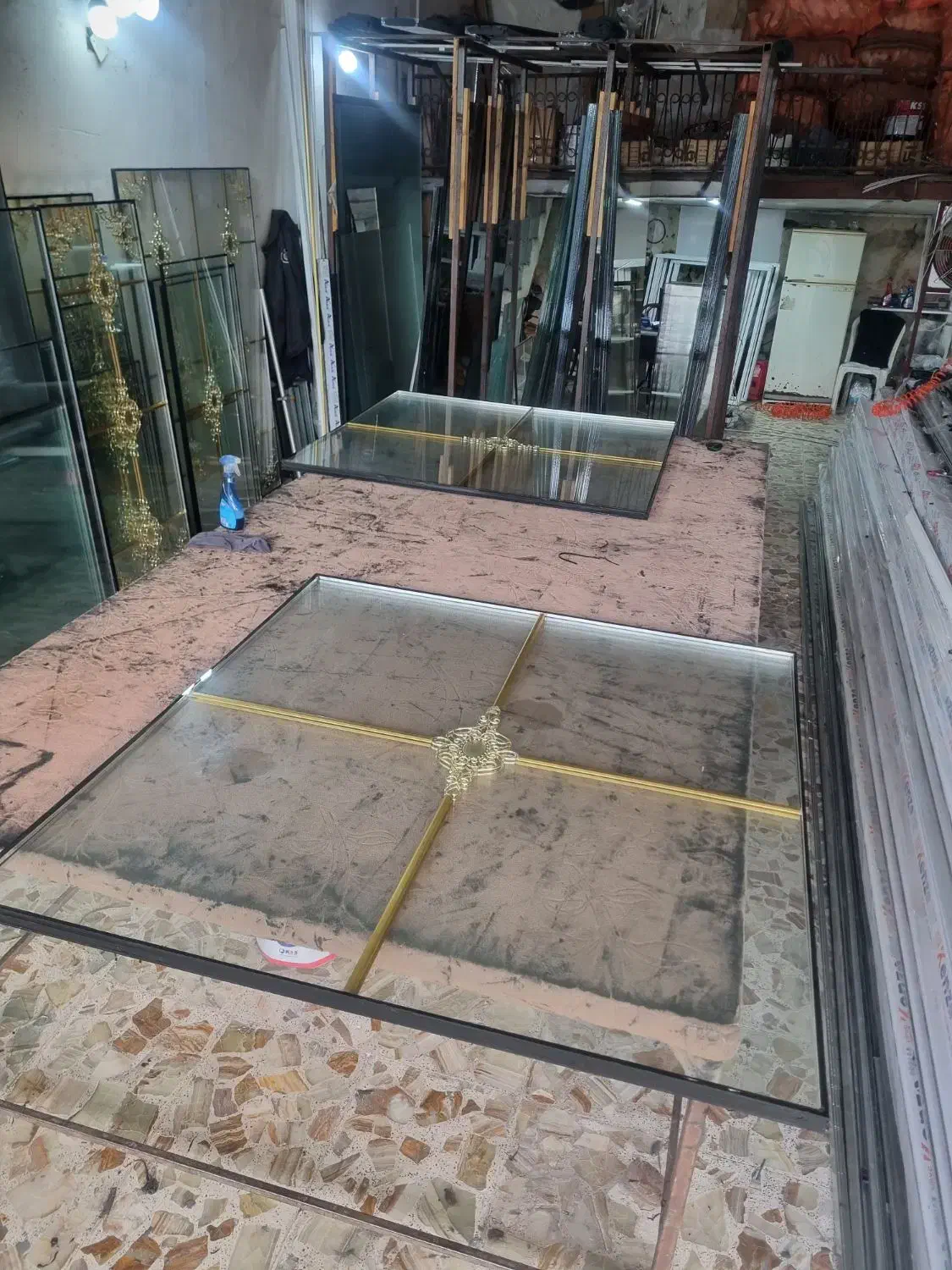 به یک کارگر ساده در کارگاه شیشه بری نیازمندیم|استخدام صنعتی، فنی، مهندسی|رودبنه, |دیوار