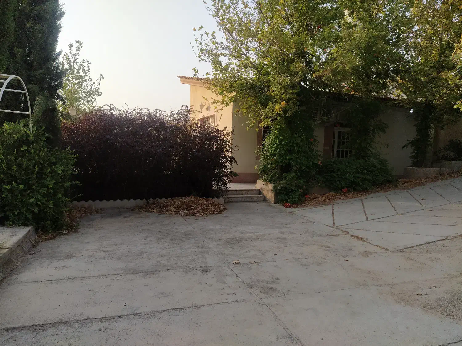 اجاره باغ شخصی|اجارهٔ کوتاه‌مدت ویلا و باغ|شیراز, باغشهر قصر سبز|دیوار