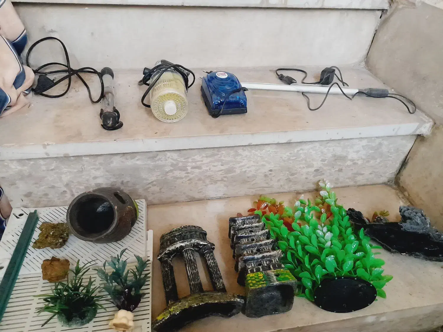 اکواریوم  در ابعاد  ۹۰ *  ۵۰. *  ۲۳. با وسایل|ماهی|دورود, |دیوار