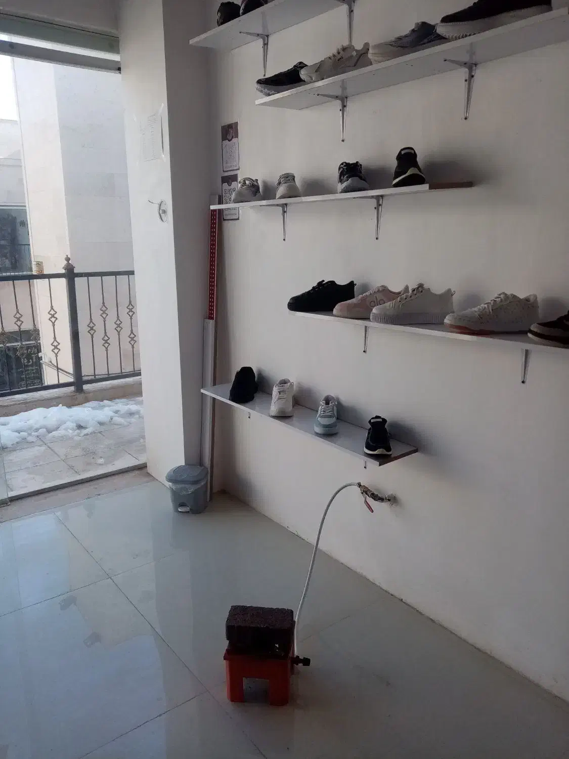 کفش،|کیف، کفش، کمربند|گلبهار, شهر جدید گلبهار|دیوار