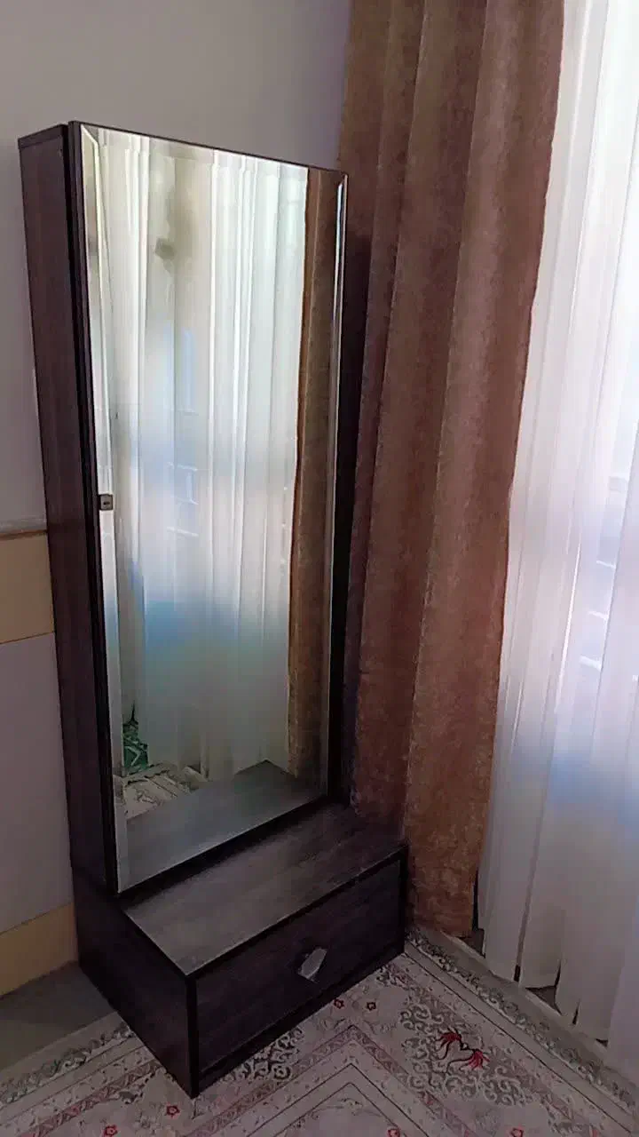 آیینه قدی|آینه|قم, نیروگاه|دیوار