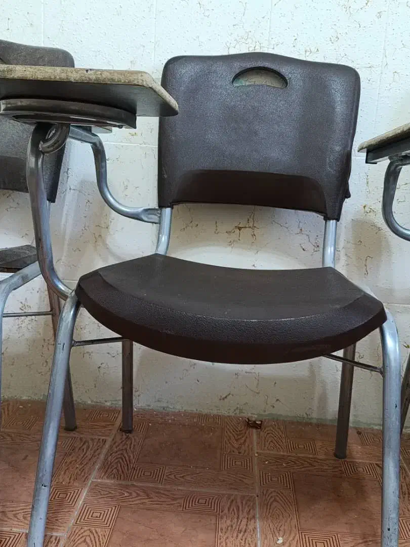 صندلی دانشجویی|صندلی و نیمکت|صدرا-فارس, فاز ۱|دیوار