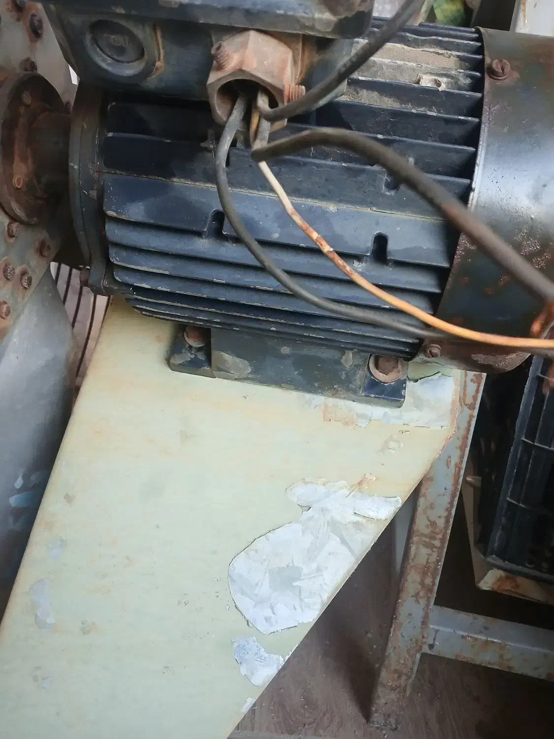 فن تهویه صنعتی|پنکه و تصفیه‌کنندهٔ هوا|کرمانشاه, |دیوار