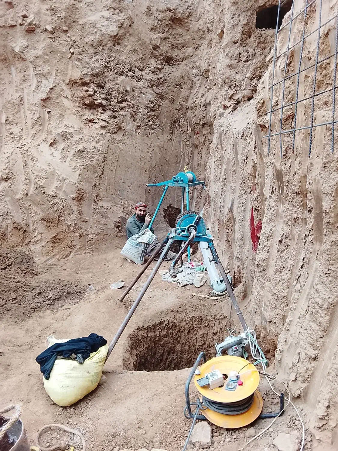 مغنی  چاه کن ابی|خدمات پیشه و مهارت|ری, جوانمرد قصاب|دیوار