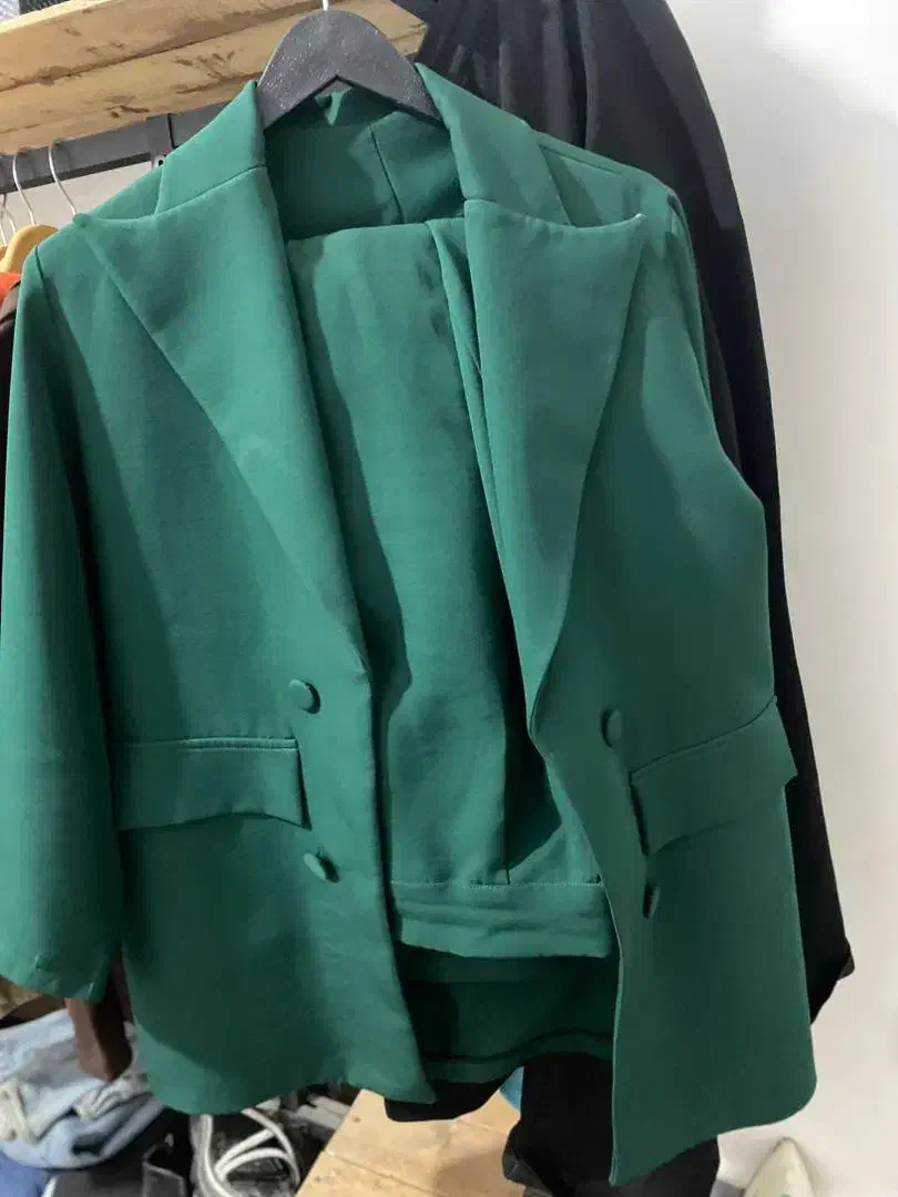 همه نو هستن|لباس|دهدشت, |دیوار