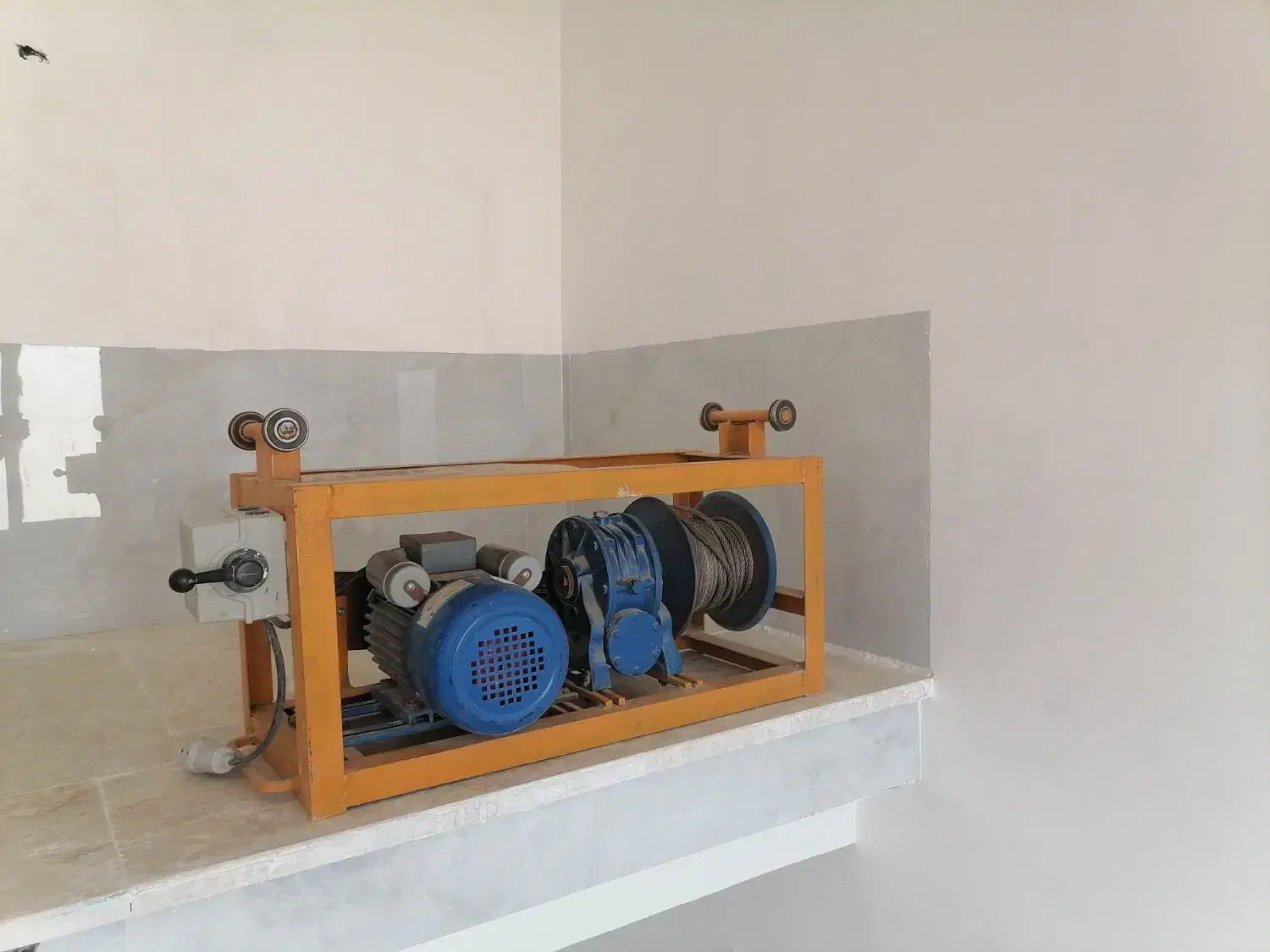 بالابر ساختمانی تک فاز در حد نو واقعی|ماشینآلات صنعتی|هشتگرد, هیو|دیوار