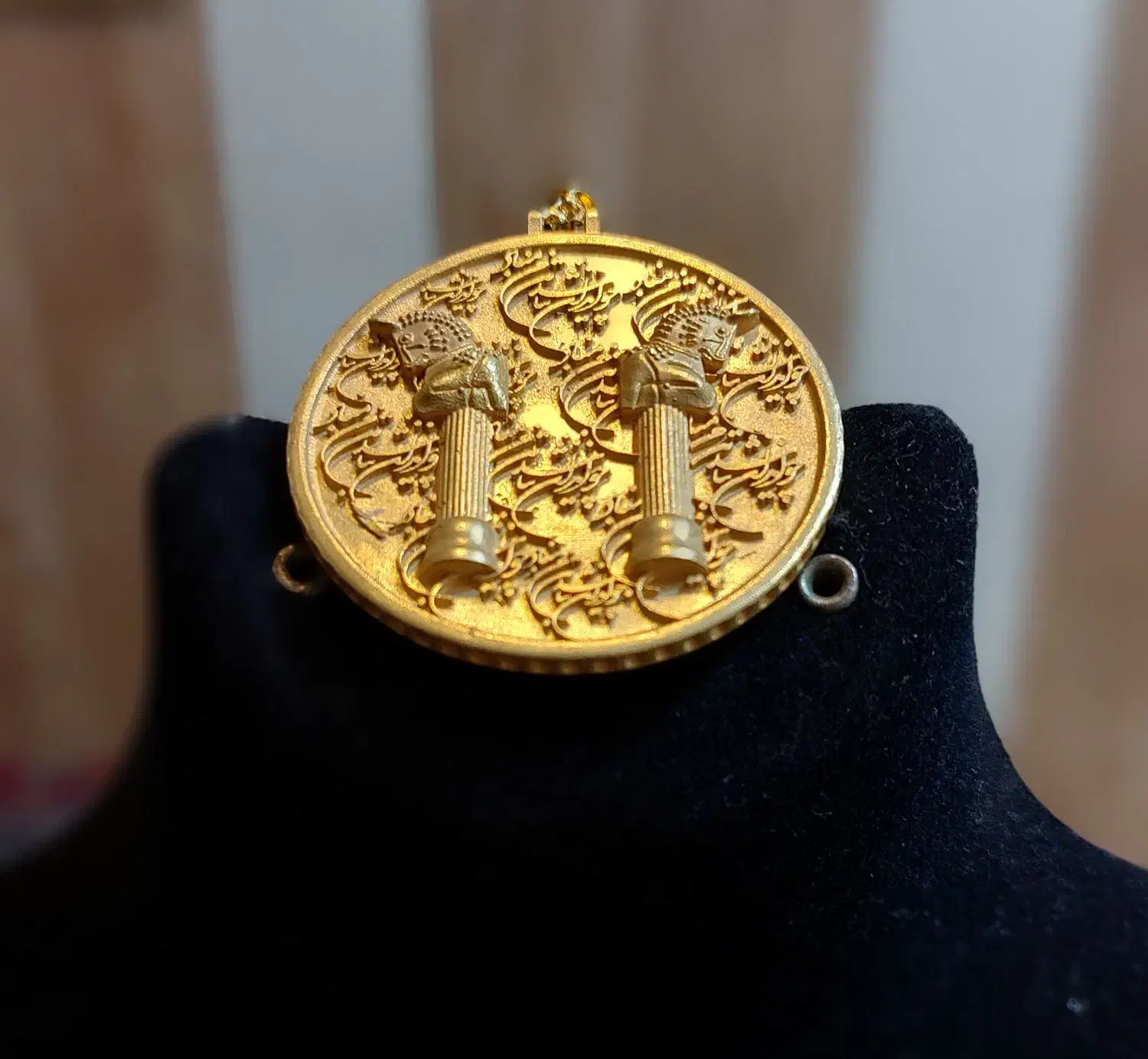 مدال هخامنشی و تکپوش فنری و دستبند قفل دار|جواهرات|کرمانشاه, |دیوار