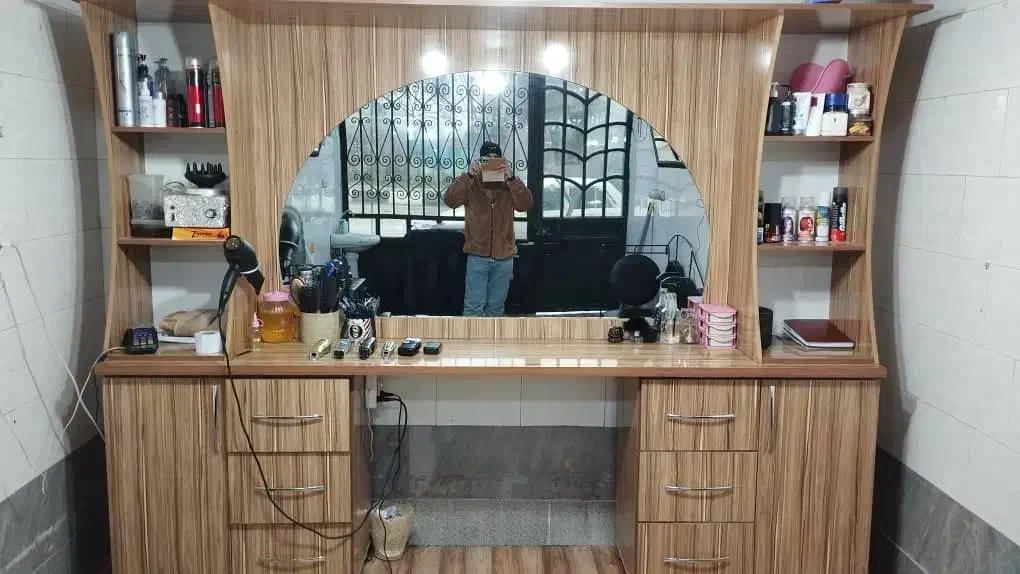 دکور آرایشگاه صندلی انتظار|آرایشگاه و سالنهای زیبایی|پاسارگاد, |دیوار