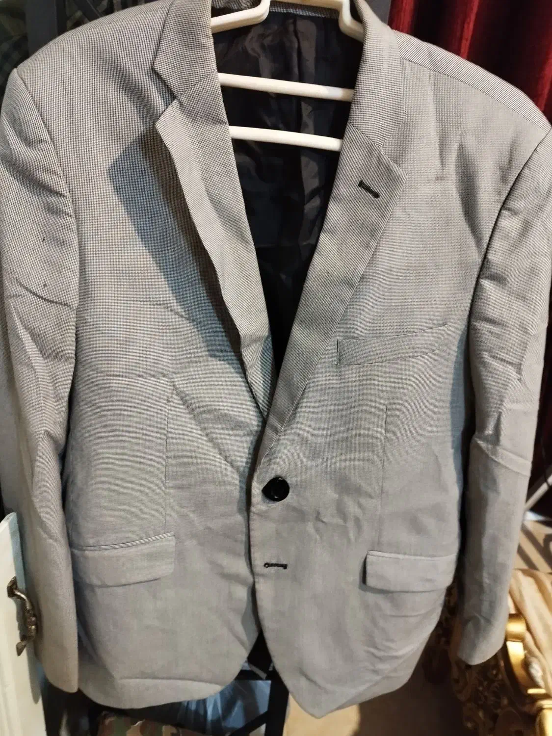 کت خاکستری|لباس|مشهد, دانش|دیوار