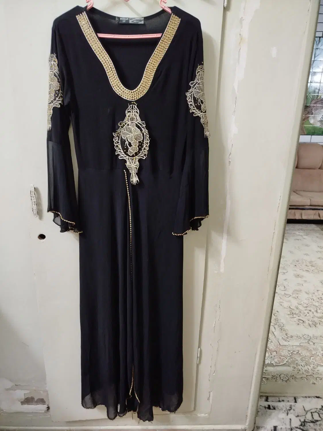 لباس زنانه|لباس|برخوار, |دیوار