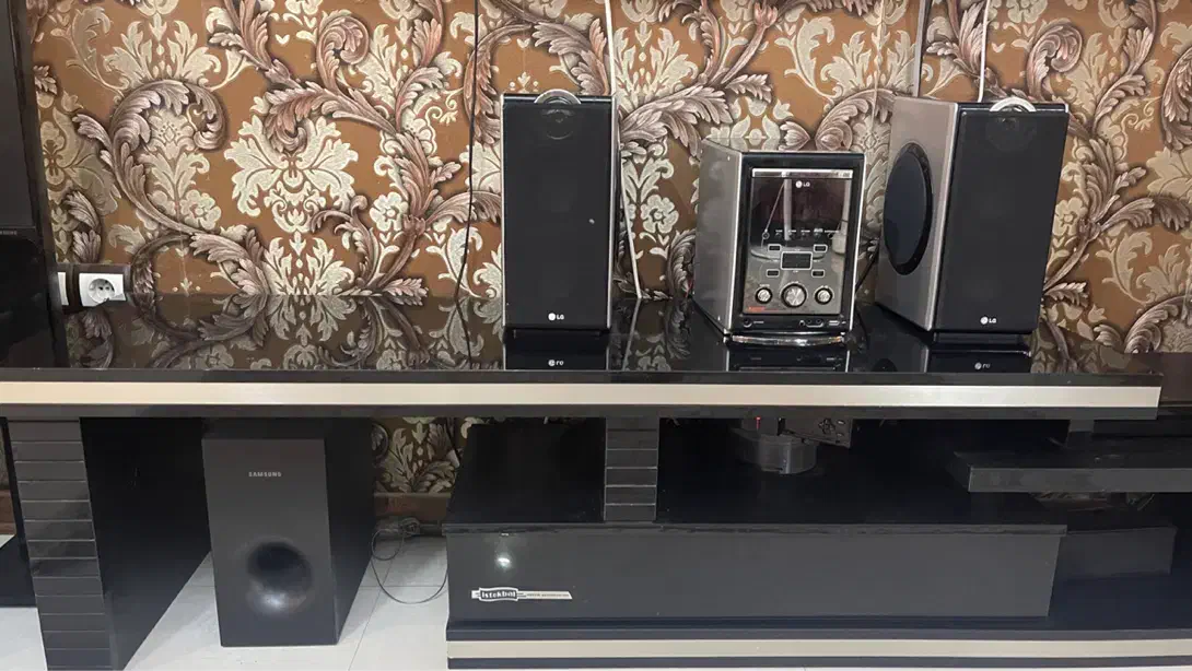 میز تلویزیون چوب برند ترک و شیشه قابل تغییرسایز|میز تلویزیون|مشهد, صیاد شیرازی|دیوار